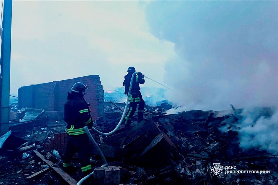 Auf diesem vom ukrainischen Katastrophenschutz zur Verfügung gestellten Foto löschen Rettungskräfte ein Feuer in einem Wohnhaus in Dnipro, das bei einem Angriff zerstört wurde.Uncredited/Ukrainian Emergency Service/AP/dpa