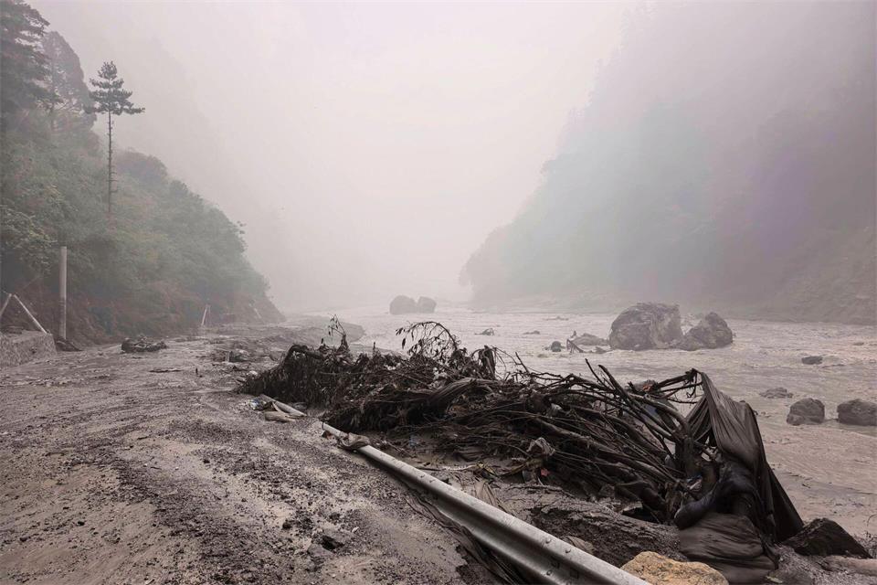 Auf diesem von der Nachrichtenagentur Xinhua veröffentlichten Foto ist ein schlammiges Flussufer mit Trümmern in der Nähe des Hafens von Gyirong in der Autonomen Region Tibet im Südwesten Chinas zu sehen.Anonymous/Xinhua/AP/dpa