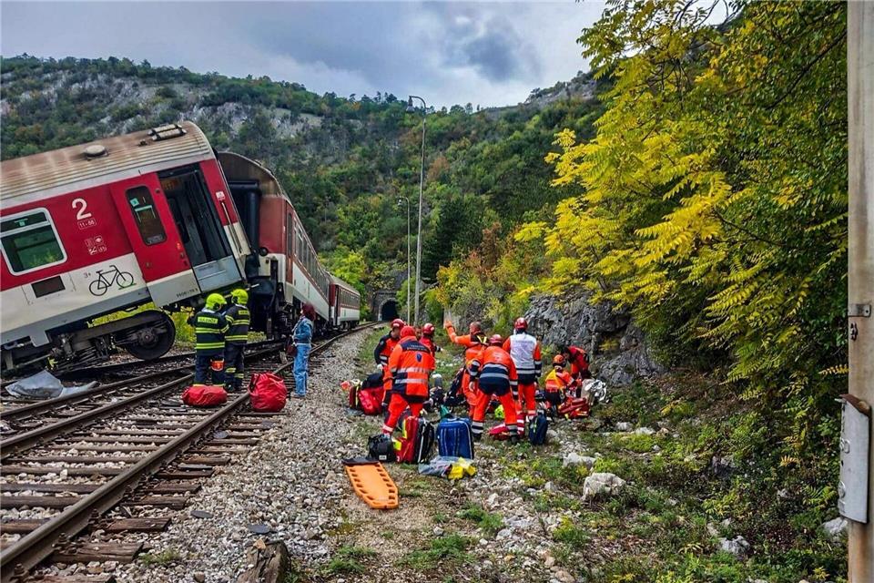 Viele Verletzte bei Zugkollision in der Slowakei Auf diesem von der slowakischen Polizei veröffentlichten Foto behandeln Rettungskräfte verletzte Fahrgäste nach dem Zugunglück.Slovak Police/Slovak Police/AP/dpa
