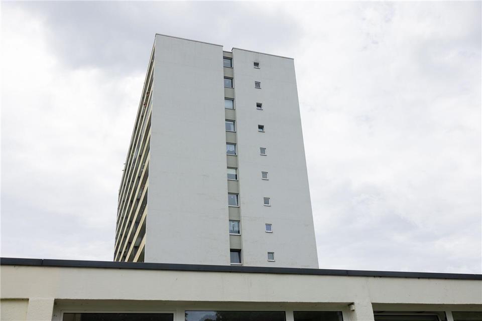 Auf dieser Fassade soll nach dem Willen mehrerer Wohnungseigentümer ein Kunstwerk entstehen - doch einer ist dagegen. Rolf Vennenbernd/dpa