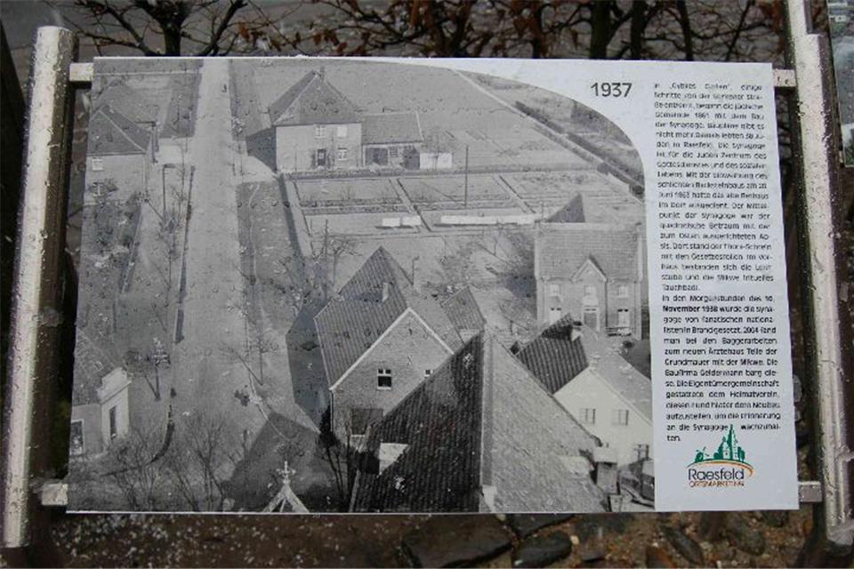 Auf dieser Tafel ist die Synagoge am rechten Bildrand zu erkennen.