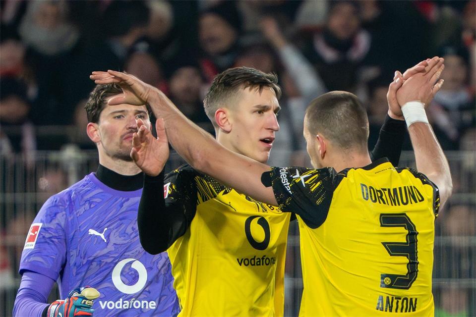 Auf dieses Trio kommt es an: Torwart Gregor Kobel, Nico Schlotterbeck und Waldemar Anton (v.l.) bilden das Dortmunder Abwehrbollwerk. (Archivbild)Soeren Stache/dpa