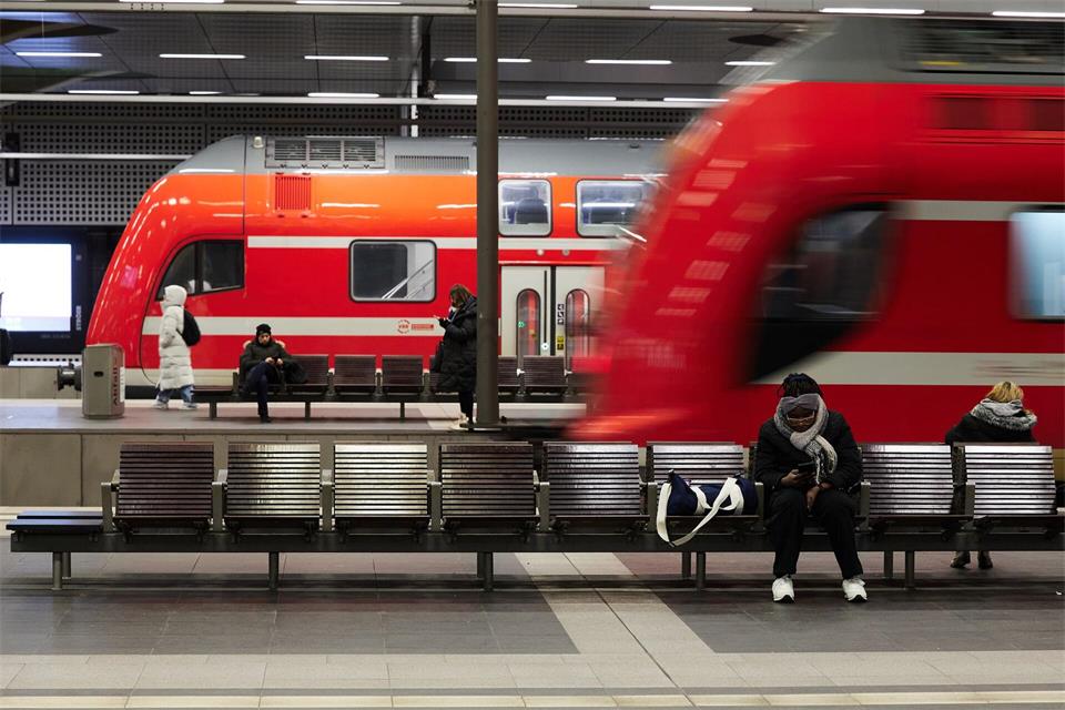 Auf drei wichtigen Regionalbahnlinien fahren die Züge ab Dezember weitgehend stündlich. (Symbolbild)Jörg Carstensen/dpa
