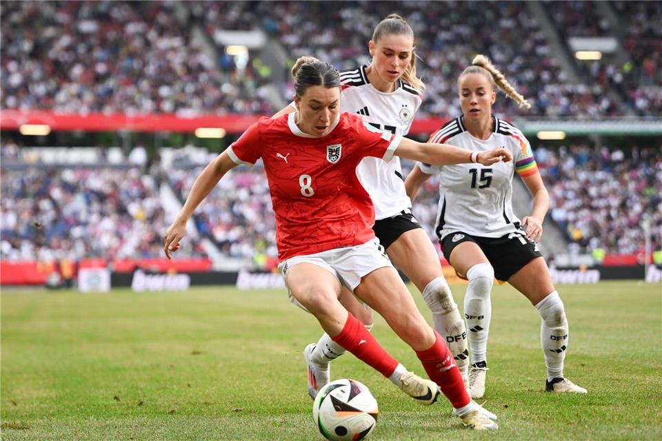 Auf ein Neues: Österreichs Barbara Dunst (l) vom FC Bayern, verfolgt von den DFB-Stars Brand (M) und Gwinn. (Archivbild)Sebastian Gollnow/dpa