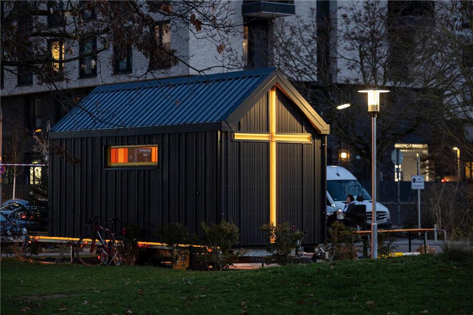 Auf ein christliches Gebäude weist nur das LED-Kreuz hin.Hannes P. Albert/dpa