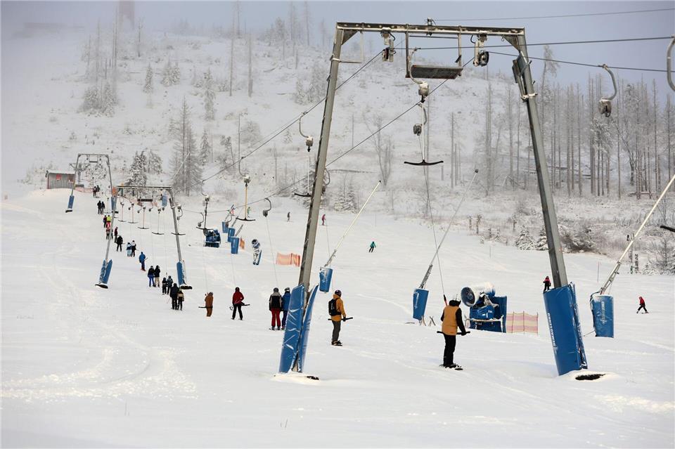 Auf eine derart geschlossene Schneedecke hoffen Liftbetreiber im Harz für die Zeugnisferien. (Archivbild)Matthias Bein/dpa