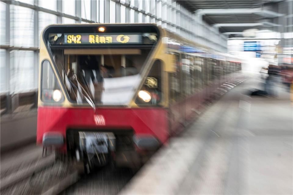 Auf einem Bahnsteig der S-Bahnstation Wedding brannte es. (Archivbild)Paul Zinken/dpa