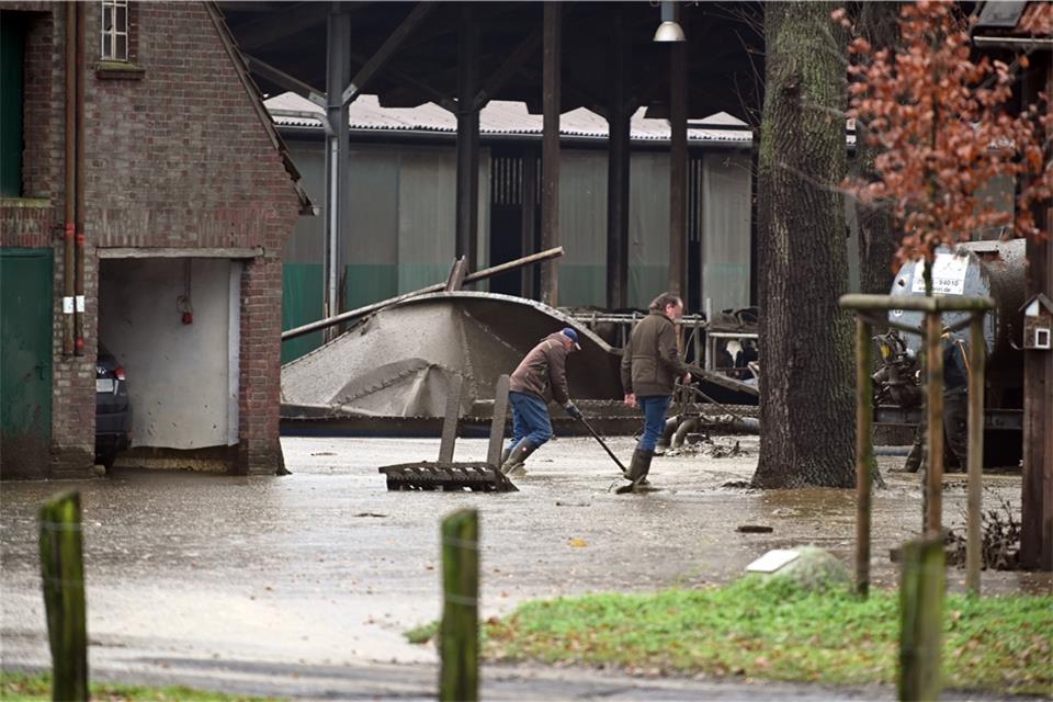 Auf einem Bauernhof in Dorsten ist ein Güllefass geplatzt. Der Inhalt ergoss sich über das Gelände und drang auch in Häuser und Ställe ein. 