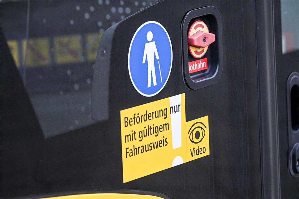 Auf einem Bus steht an der Tür „Beförderung nur mit gültigem Fahrausweis!“. (Symbolbild)Jens Kalaene/dpa