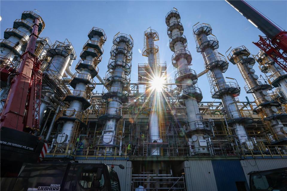 Auf einem Chemiegipfel wollen Arbeitgeberverbände und Gewerkschaften fünf Kernforderungen an die Bundesregierung übergeben. (Symbolbild)Jan Woitas/dpa