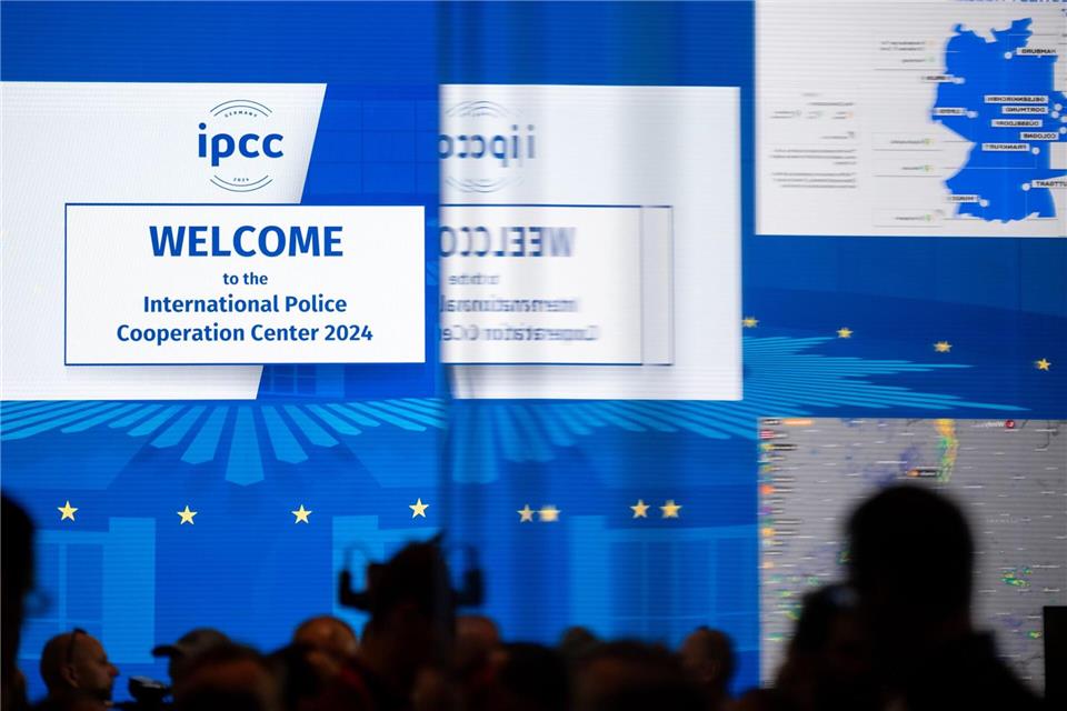 Auf einem Display steht „Welcome to the International Police Cooperation Center 2024“. (Archivbild)Fabian Strauch/dpa