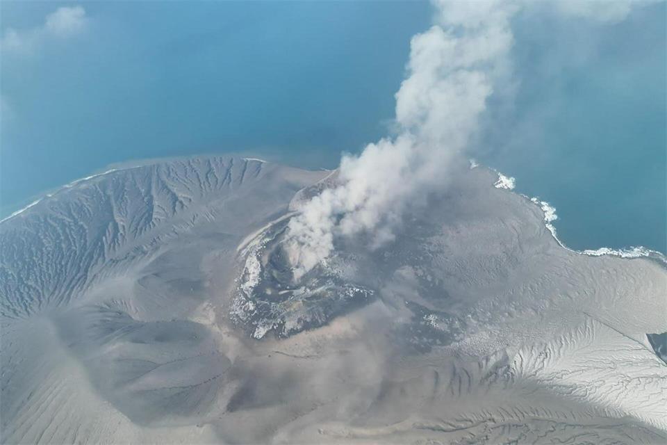 Auf einem Drohnenfoto ist zu sehen, wie der Vulkan Anak Krakatau Aschewolken ausstößt.--/PVMBG via XinHua/dpa