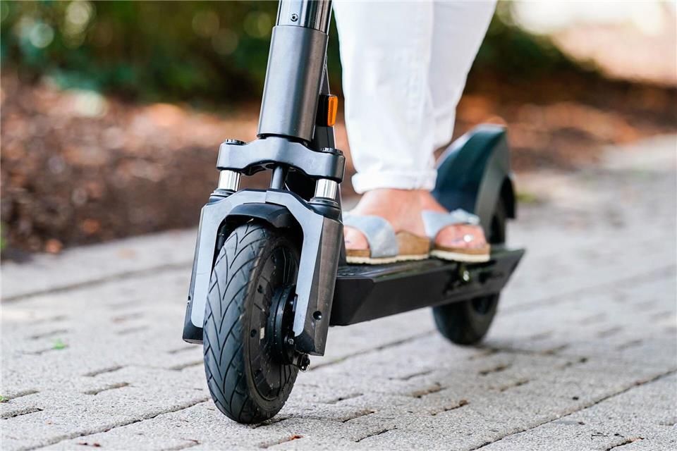 Auf einem E-Scooter dürfen nicht mehrere Personen fahren. (Symbolbild)Uwe Anspach/dpa
