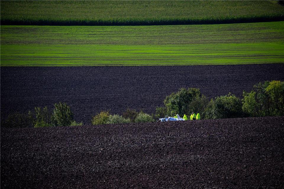 Auf einem Feld bei Fließem im Eifelkreis Bitburg-Prüm stürzte das Flugzeug ab.Harald Tittel/dpa