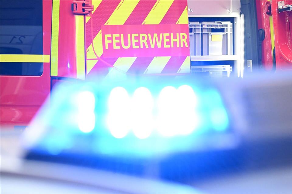 Auf einem Firmengelände in Edingen-Neckarhausen löst eine chemische Reaktion einen Brand aus.Bernd Weißbrod/dpa