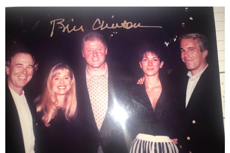 Auf einem Foto, das Demokraten im US-Kongress veröffentlicht haben, ist Ex-Präsident Bill Clinton unter anderem mit Ghislaine Maxwell und Jeffrey Epstein zu sehen.Uncredited/House Oversight Committee/AP/dpa