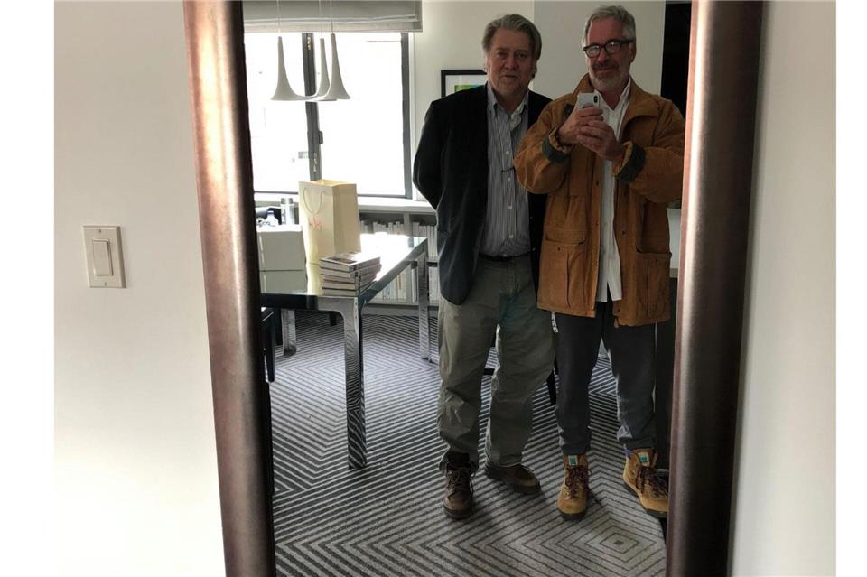 Auf einem Foto, das Demokraten im US-Kongress veröffentlicht haben, ist der ultrarechte Publizist Steve Bannon mit Jeffrey Epstein zu sehen.Uncredited/House Oversight Committee/AP/dpa