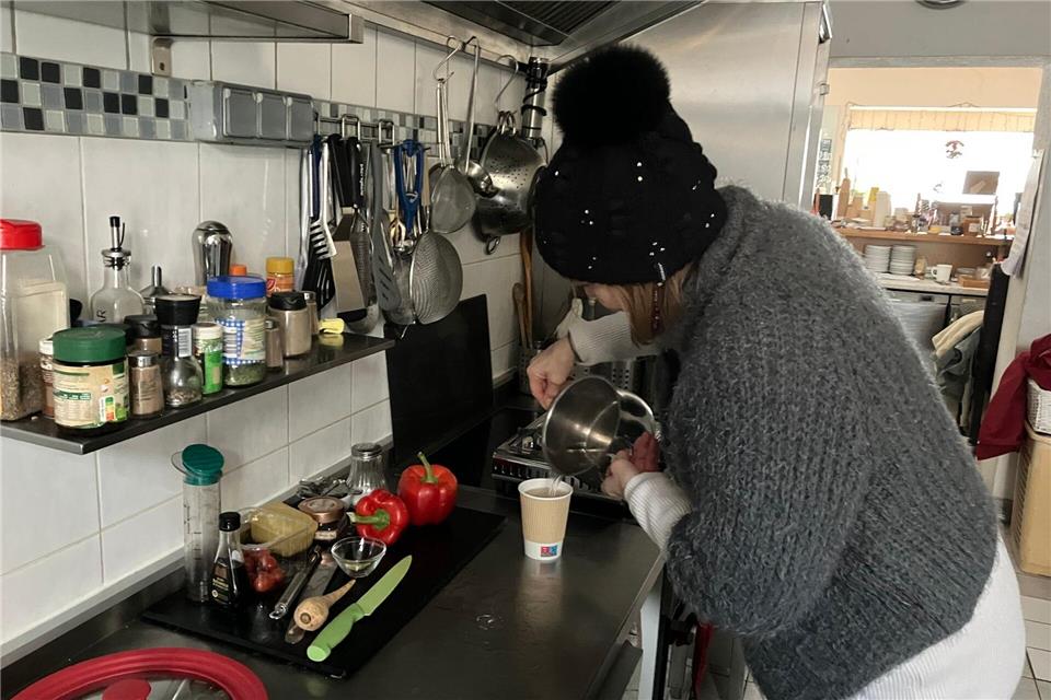 Auf einem Gaskocher bereitet Sabine Metschurat heißes Wasser für Tee und Kaffee zu. Sarah Knorr/dpa