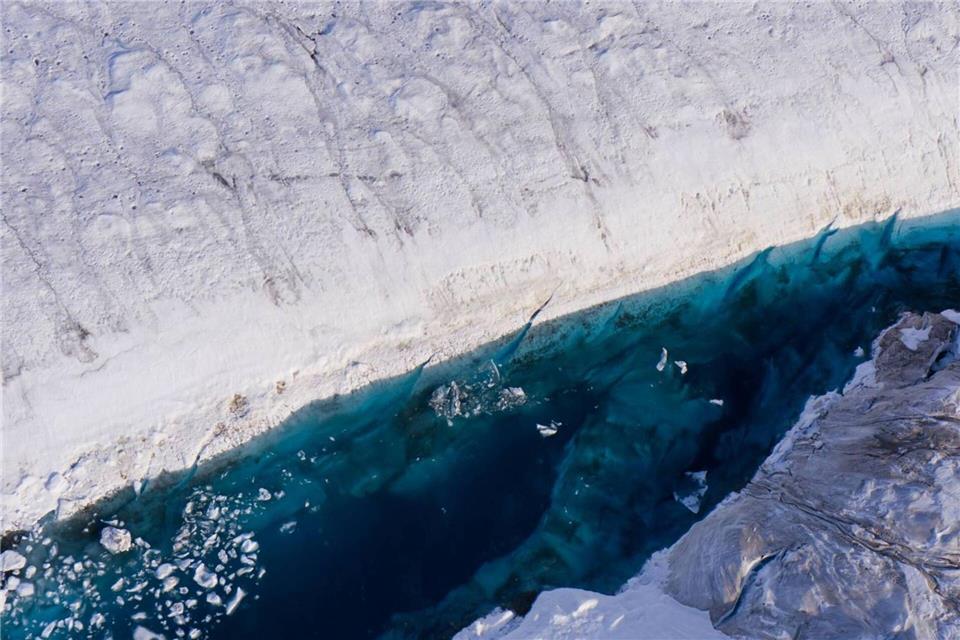 Auf einem Gletscher in Grönland hat sich ein See gebildet.Ole Zeising/Alfred-Wegener-Institut /dpa
