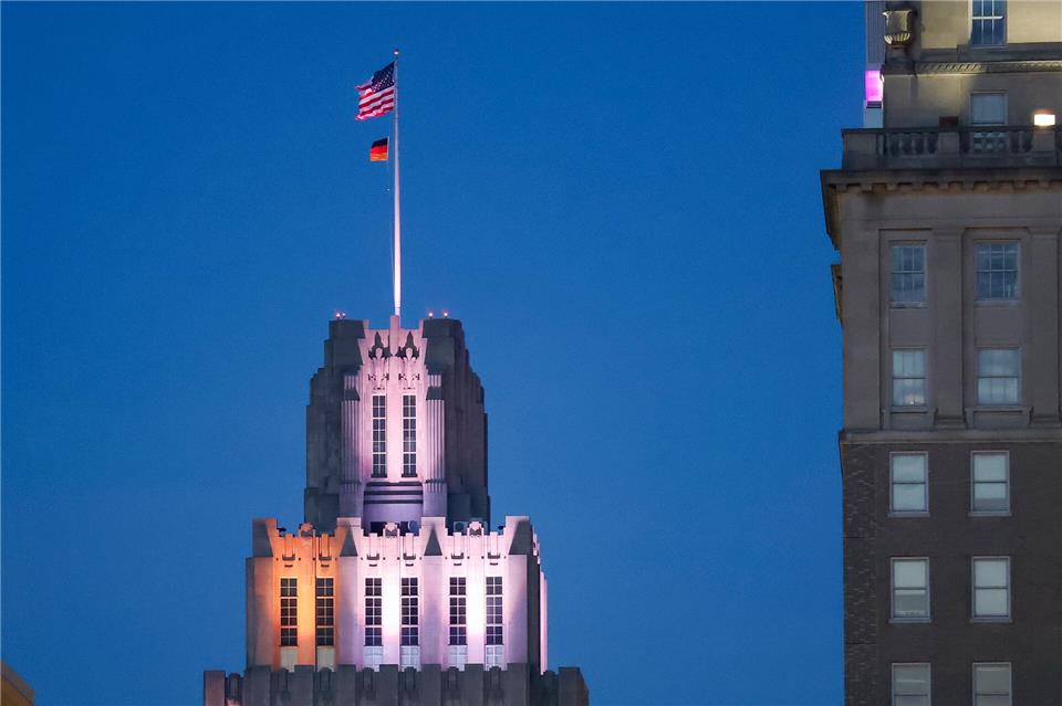 Auf einem Hochhaus in Winston-Salem weht unter der US-Fahne eine deutsche Fahne. Jan Woitas/dpa