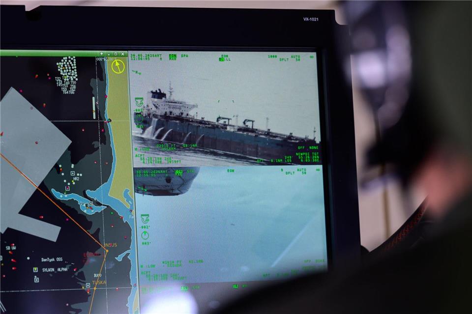 Auf einem Kamerabild ist zu erkennen, wie Wasser vom Deck eines Frachters läuft. Philipp Schulze/dpa
