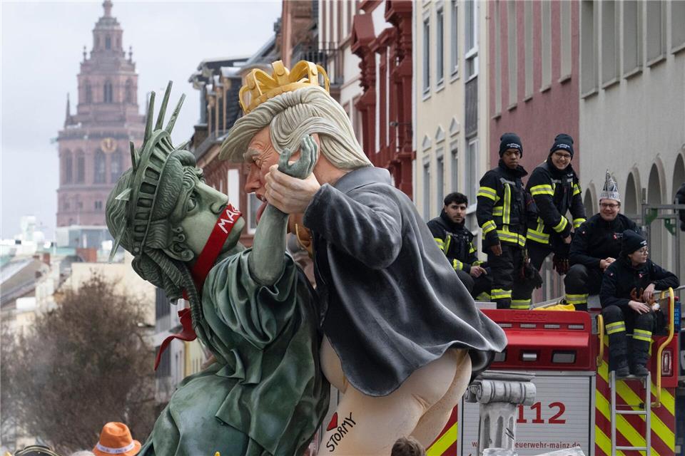 Auf einem Mainzer Motivwagen bedrängte US-Präsident Trump die Freiheitsstatue. Boris Roessler/dpa