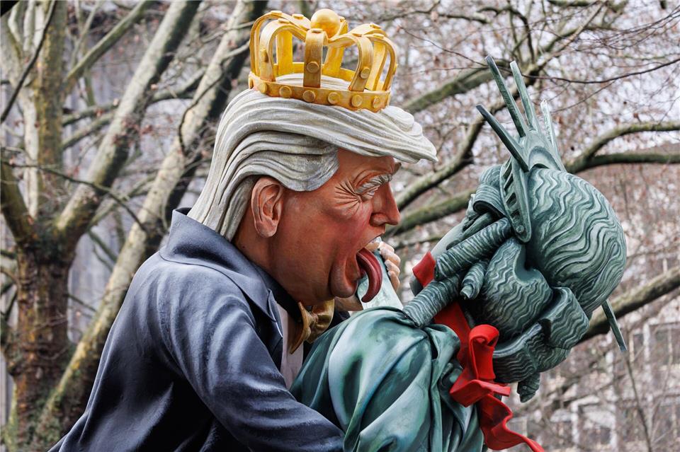 Auf einem Motivwagen rückt der US-Präsident der Freiheitsstatue gefährlich nahe. Hannes P. Albert/dpa