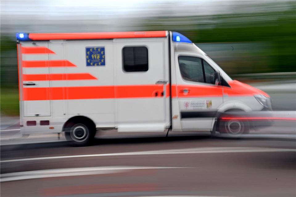 Auf einem Parkplatz in Neubrandenburg ist eine Frau angefahren und schwer verletzt worden. (Symbolbild)Hendrik Schmidt/dpa-Zentralbild/dpa
