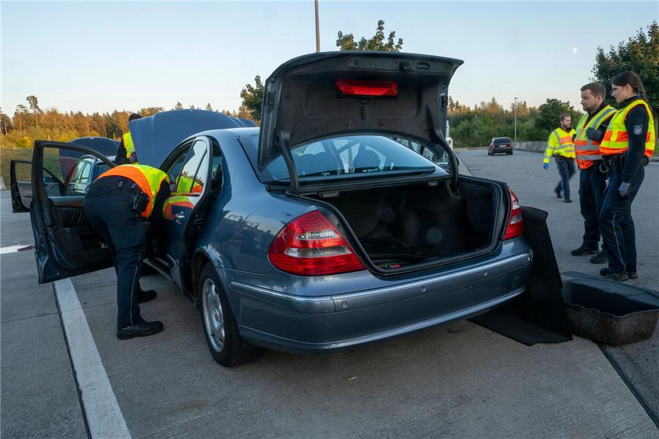 Tausende Kontrollen bei Aktion gegen Drogenschmuggel Auf einem Rastplatz wird ein Auto kontrolliert. Peter Kneffel/dpa