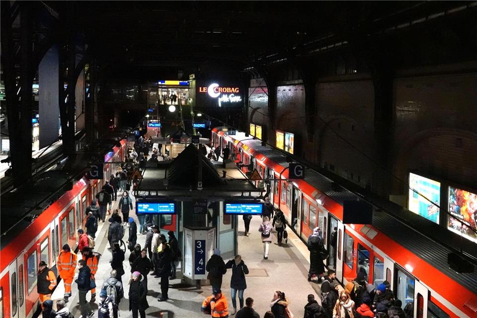 Auf einem S-Bahn-Gleis im Hauptbahnhof soll ein Betrunkener zwei Frauen sexuell belästigt haben. (Archivbild)Rabea Gruber/dpa