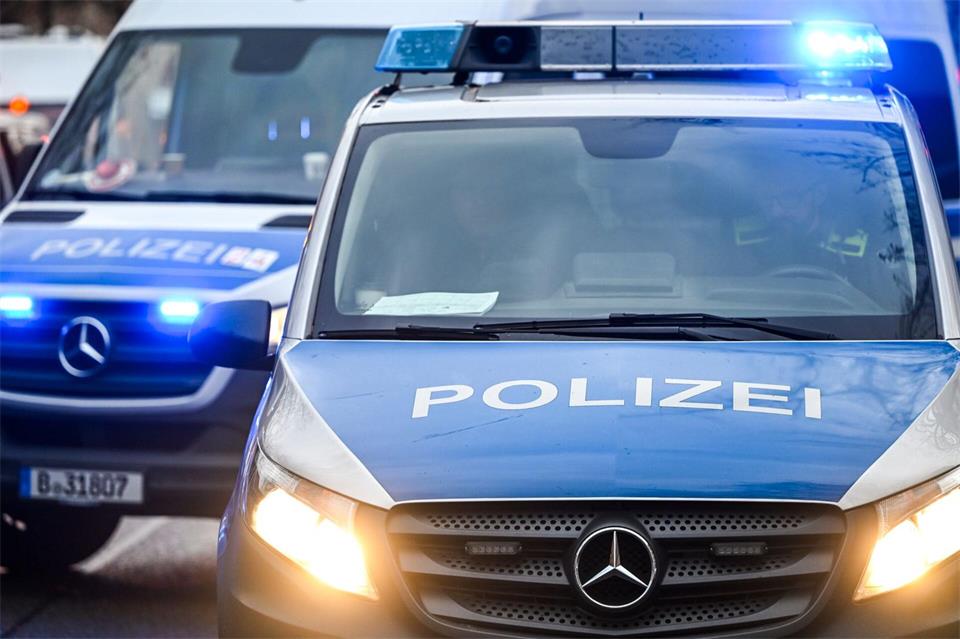 Auf einem Schulgelände ist ein junger Mann durch Stichverletzungen verletzt worden. (Symbolbild)Jens Kalaene/dpa