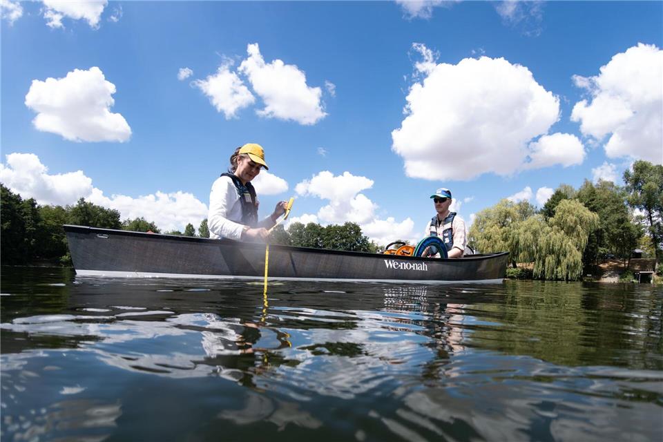 Auf einem See sind die Wasserkontrolleure vom HLNUG im Sommer teils der Sonne und Hitze ausgesetzt. Florian Wiegand/dpa