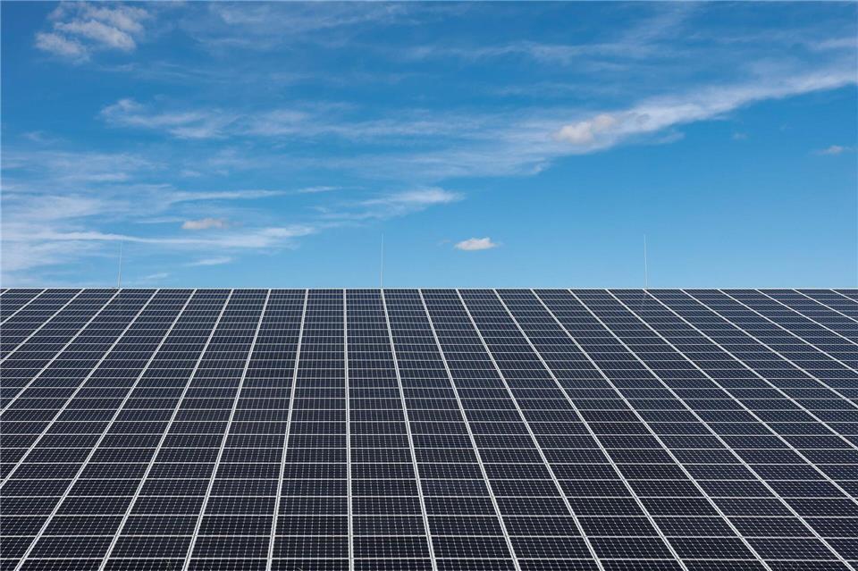 Auf einem Solarpark in Ahorn haben sich Diebe zu schaffen gemacht. (Symbolbild)Jan Woitas/dpa