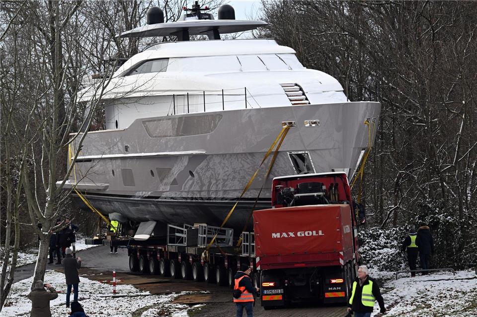 Auf einem Tieflader ging es mit der großen Luxusjacht der italienischen Werft San Lorenzo auf das Messegelände.Federico Gambarini/dpa