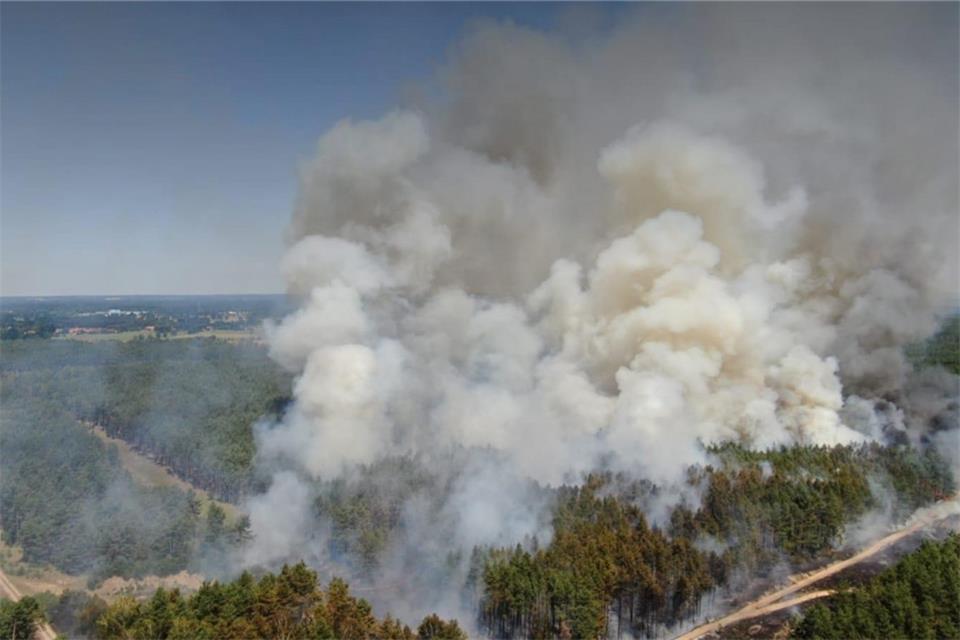 Auf einem Truppenübungsplatz bei Lübtheen wütet ein Waldbrand. Die Feuerwehr der Raesfelder Partnergemeinde Dömitz beteiligt sich am Großeinsatz. 