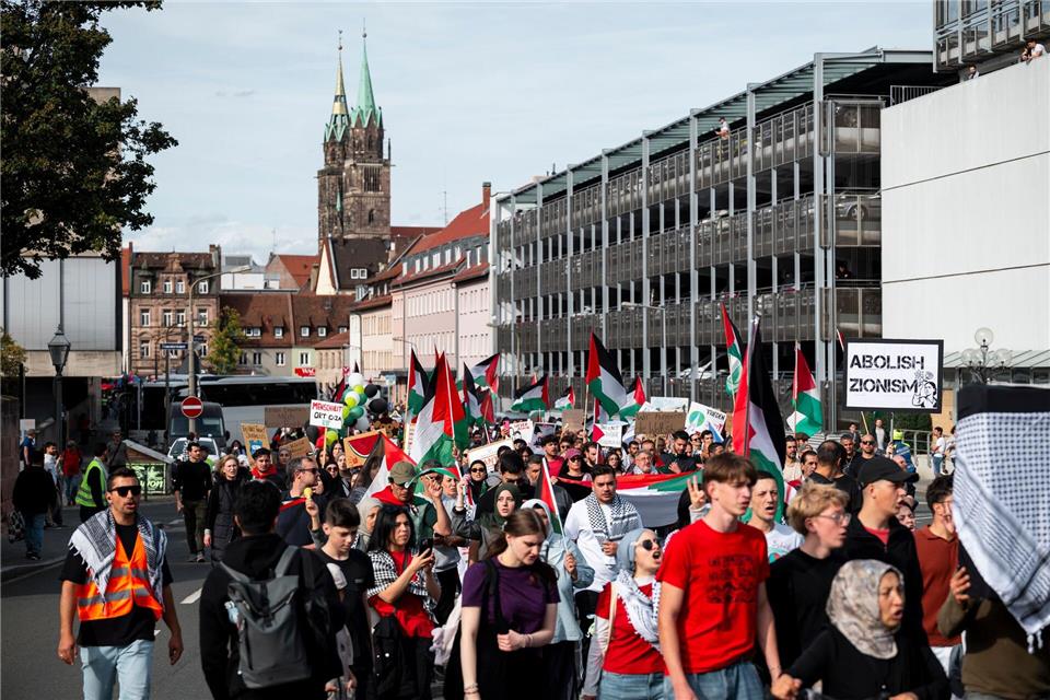 Auf einem der Schilder auf der propalästinensischen Demo steht „Abolish Zionism“ („Abschaffung des Zionismus“).Daniel Vogl/dpa