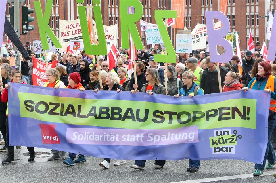 Auf einem der Transparente fordern die Demonstranten „Sozialabbau stoppen“Bodo Marks/dpa