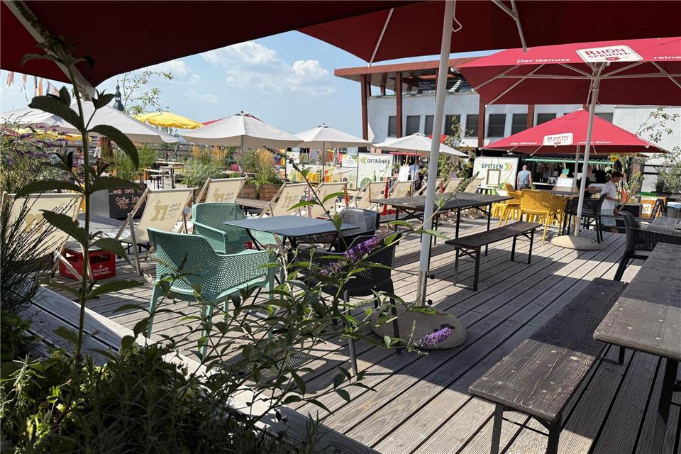 Auf einem ehemaligen Kaufhausdach mitten in der Innenstadt ist „Karlchen vom Dach“ als lebendiger Treffpunkt mit Biergarten, Snacks, Lounge-Atmosphäre und einem vielseitigen Freizeitangebot entstanden. (Archivbild)Michael Bauer/dpa