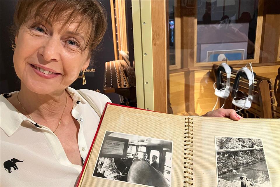 Tuffi-Bilder im Museum - Foto vom Elefantensturz gab es nie Auf einem historischen Foto im Album der Zirkusfamilie Althoff ist der kleine Elefant Tuffi kurz vor dem Sturz aus der Schwebebahn zu sehen.Volker Danisch/dpa