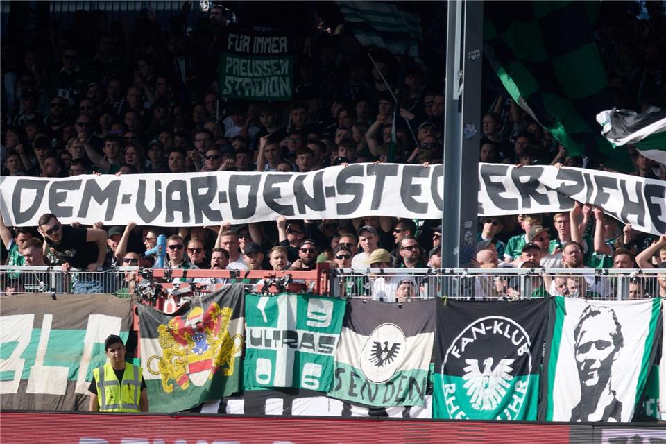 Auf einem im Münsteraner Fanblock kurz hochgehaltenen Banner stand: „Dem VAR den Stecker ziehen.“Bernd Thissen/dpa