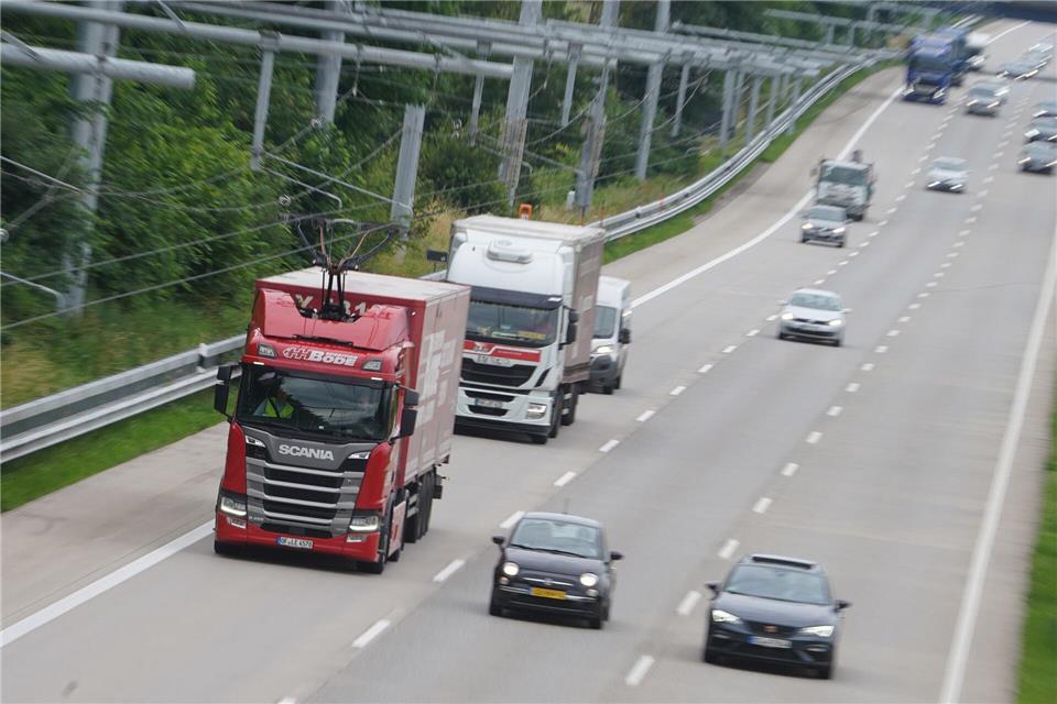 Wie nachhaltig sind Häfen, Logistik und Schifffahrt? Auf einem sogenannten E-Highway in Schleswig-Holstein versorgte eine Oberleitung Lkws mit Strom. (Archivbild) Marcus Brandt/dpa