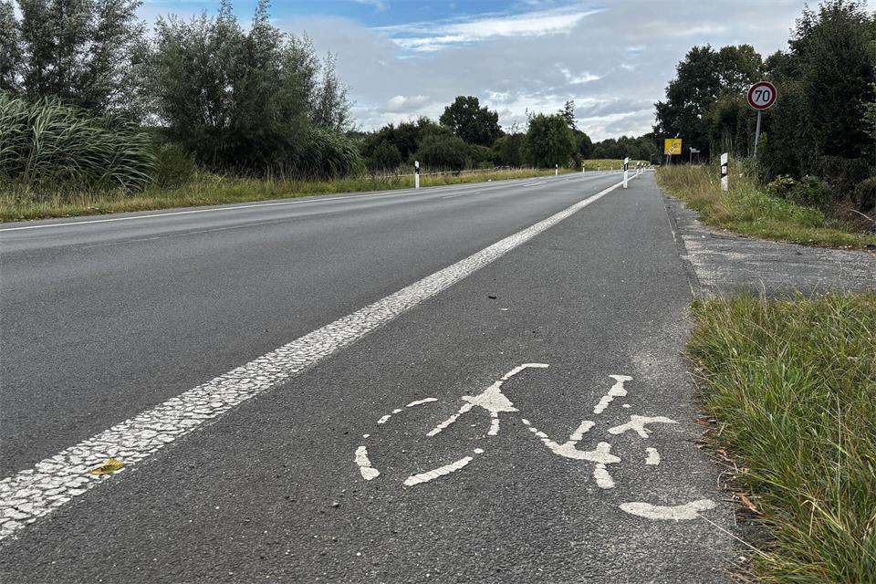 Auf einen durchgehenden Radweg im Abschnitt der Bahnhofstraße zwischen Ortskern und Wohnsiedlung müssen Pendler noch eine Weile warten: Frühstens Ende 2028 sollen hierfür Bauarbeiten beginnen, teilt Straßen NRW nun mit.