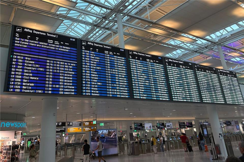 Auf einer Anzeigetafel am Flughafen war von witterungsbedingten Einschränkungen die Rede.Manuel Schwarz/dpa