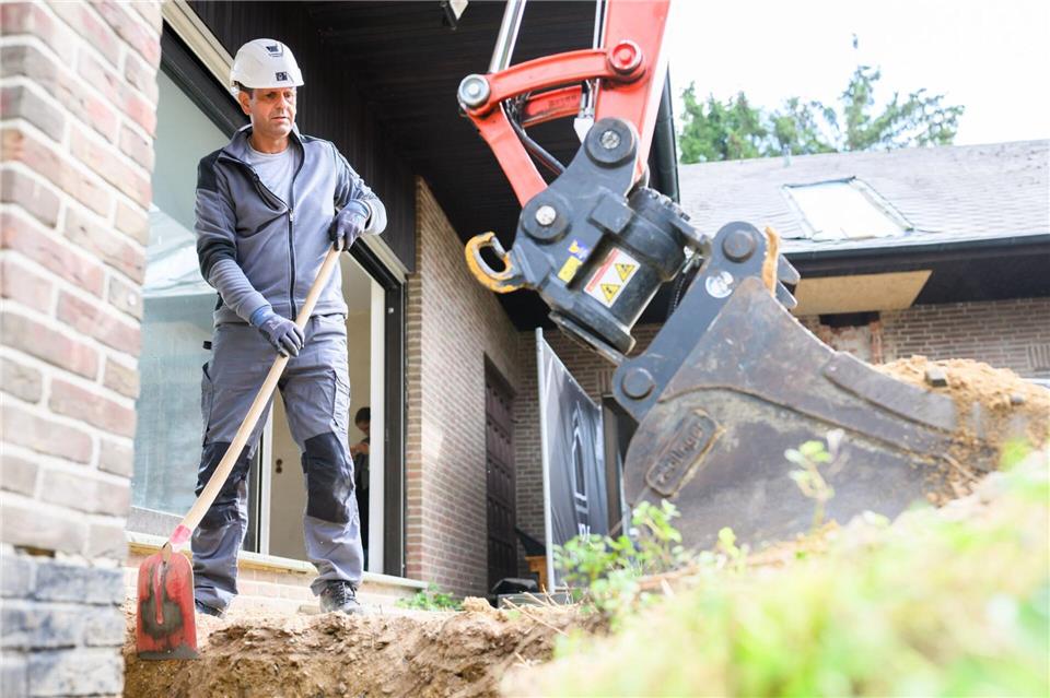 Lies in Handwerkermontur: „Arbeit im Team macht Spaß“ Auf einer Baustelle im Landkreis Hildesheim begleitete Olaf Lies einen Tag den Umbau des Einfamilienhauses eines jungen Paares. Julian Stratenschulte/dpa