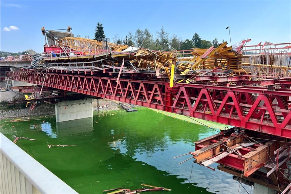 Auf einer Brückenbaustelle an der Talsperre stürzte der Kran um.