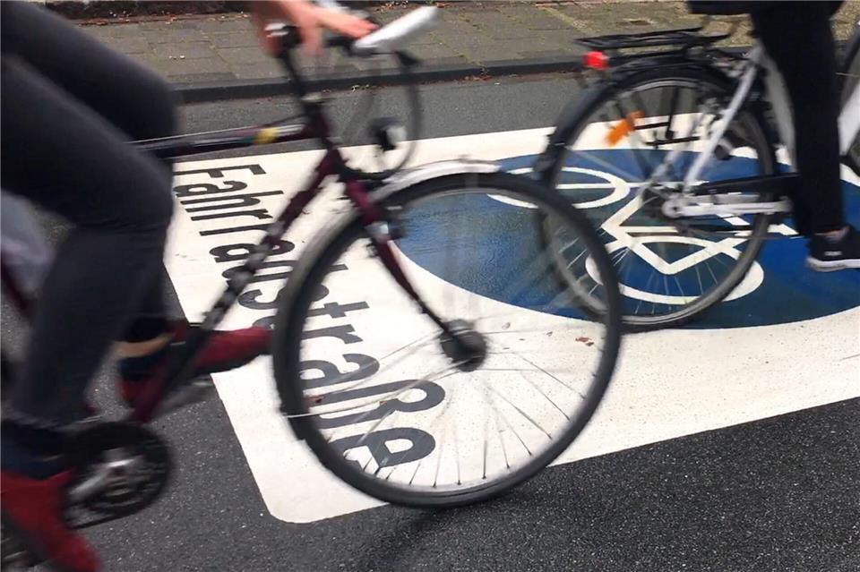 Auf einer Fahrradstraße müssen sich motorisierte Verkehrsteilnehmer Fahrradfahrern unterordnen.