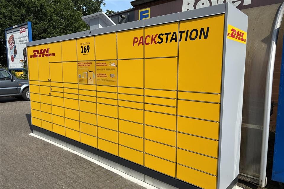 Auf einer Fläche neben dem Edeka-Markt Beyer in Erle steht die neue Paketstation der Deutschen Post.
