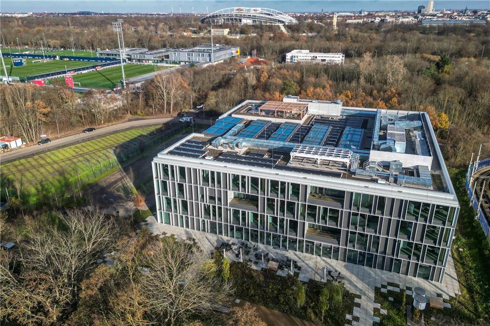 Auf einer Fläche von 14.500 Quadratmetern auf vier Etagen entstanden Arbeitsorte für 300 Mitarbeitende der Geschäftsstelle. (Archivbild)Jan Woitas/dpa