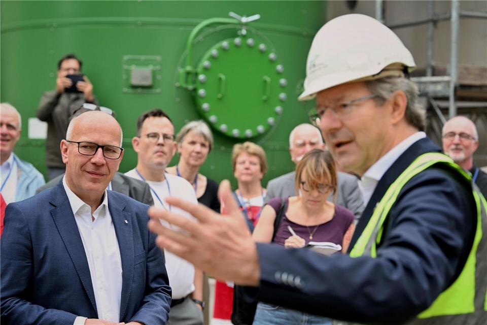 Auf einer Genossenschaftstour des BBU sieht sich der Regierende Bürgermeister verschiedene Bauprojekte im Berliner Osten an.Soeren Stache/dpa