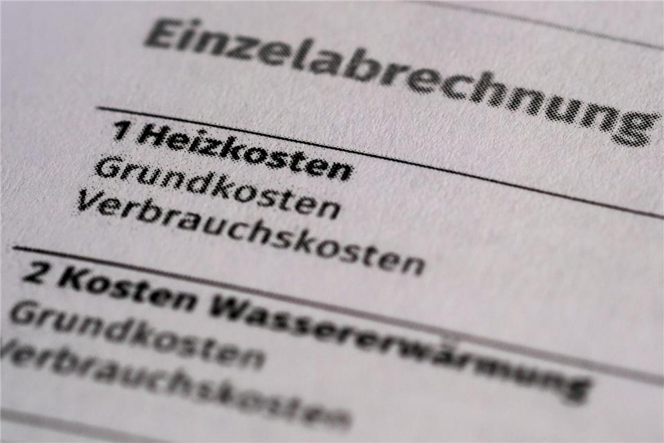 Wohnen wird teurer  Auf einer Jahresabrechnung werden die Heizkosten und die Kosten für die Wassererwärmung aufgeführt.Jens Kalaene/dpa